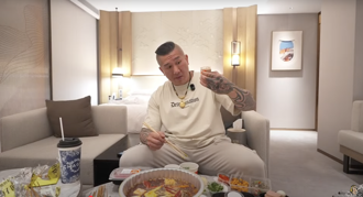 館長抵深圳粉絲擠爆拍照！嘆台灣政客對兩岸認知狹隘