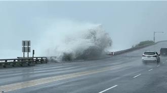 楊柳來勢洶洶！台東南迴公路山壁成瀑布 海浪直撲路面