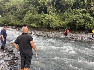 6山友避颱下山遇武界溪水暴漲   1女險遭沖走   警架繩索脫困