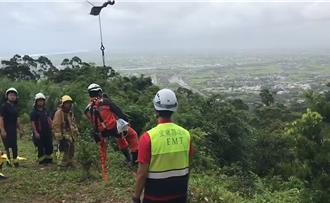 賓士墜北宜公路20米深谷   疑聽到求救喇叭聲搜救中