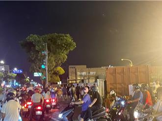 桃園仁海宮夜市開幕湧人潮 交通大打結擬增停車場入口