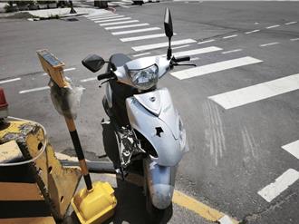 闯红灯遭绿灯直行轿车撞飞     树林男骑士送医身亡