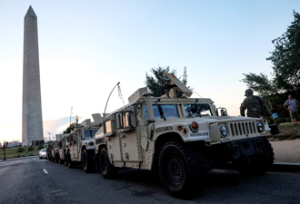 影》國民兵進駐華府！裝甲車駛入著名地標畫面曝光