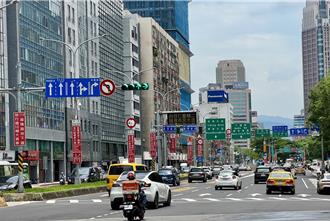 北市這路段200公尺竟有27面路牌 駕駛崩潰：根本來不及看