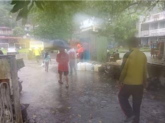 不能不撤！屏東村長勸離不聽 警消出動勸說16人下山