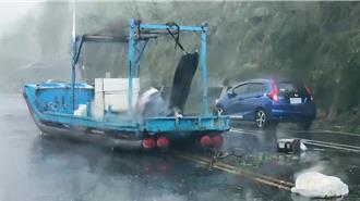 影》楊柳11級強風狂襲台東   路樹倒、漁船吹到路面「跨雙黃線」