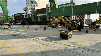 高雄港碼頭工安意外！指揮調度員遭推高機猛撞身亡