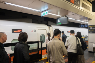 楊柳颱風攪局！高鐵新竹路段電車線纏異物 部分列車延誤