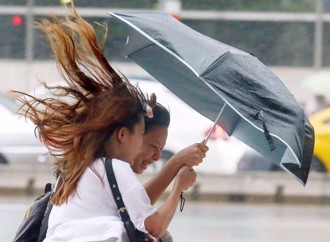 楊柳翻越山脈！南部風雨來了 大台北「角隅效應」颳強風