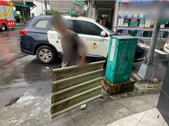 高雄午後風雨勢增強 鐵皮疑遭吹落民眾嚇壞摔傷