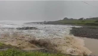 楊柳颱風發威！巨浪倒灌塔瓦溪 漂流木竟被沖回