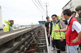 楊柳暴風圈進西部平原 台南青山漁港倒伏堰升起防海水倒灌