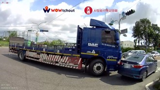 路口與大貨車同步左轉 轎車「外包」慘遭撞擊推擠