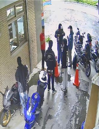 楊柳颱風發威！合歡山颳14級風 年輕人騎重機「無視勸阻」攻武嶺