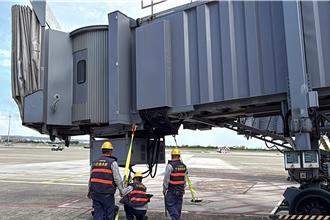 楊柳颱風影響！桃機64航班取消、觀景臺暫關閉