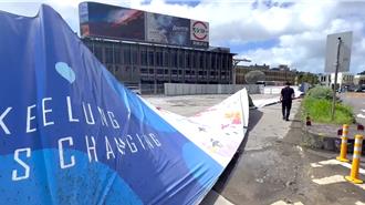 杨柳颱风路径偏南 基隆仍现9级强阵风 吹倒看板、围篱