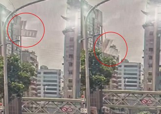 强风来袭！大铁片从天而降 路人惊吓闪避