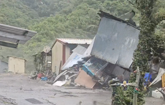 驚悚片！南投鐵皮倉庫遭「連根拔起」吹走 楊柳風力驚人