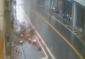 砰！大量碎石「從天而降」 台東中華路驚現恐怖景象