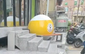 天降「巨大9號球」！楊柳颱風吹落桃園招牌 嚇壞下班正妹