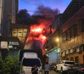 快訊》三峽中園街家庭工廠火警 3樓鐵皮加蓋竄火煙