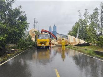 楊柳颱風快閃釀災！台南鐵皮屋、樹木壓斷高壓線 釀逾4萬戶停電