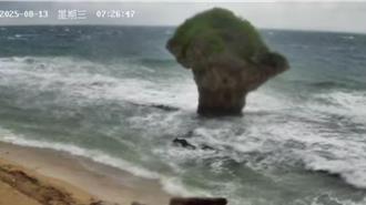 楊柳颱風太猛！小琉球「鏡頭君」不敵強風 從挺胸變垂頭