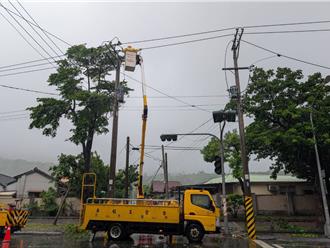 楊柳颱風入夜後風雨轉強！ 天災人禍夾擊 高雄逾萬戶停電中