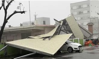 影》楊柳風勢強勁 台東市鐵皮紛飛觸目驚心