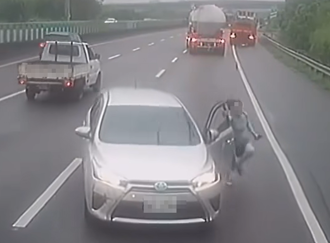 誰發的駕照？阿姨國道追車跑 不用手煞車「竟用手拉車」