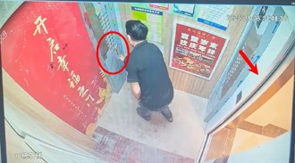糗！男子搭電梯狂按開門鍵無效　監視器「曝真相」