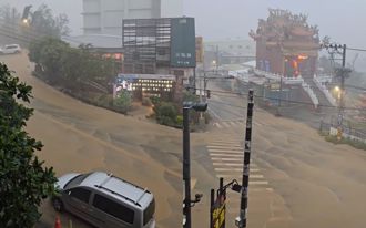 影》车城福泉宫前马路变泥河 滚滚泥流倾泄而下