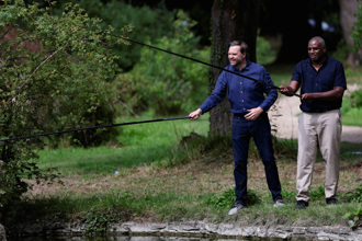 英國外相糗了 帶范斯下鄉「違法釣魚」恐挨重罰10萬元