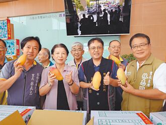 那瑪夏道路中斷 人力運送芒果