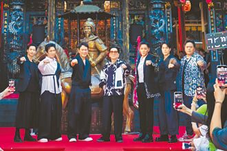 《角頭》時尚趴 鄭人碩比心送抱