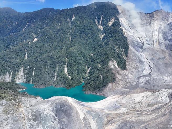 花蓮縣萬榮鄉馬太鞍溪上游國有林地受帕薇颱風影響大規模崩塌，導致河道阻塞形成堰塞湖。（林業及自然保育署花蓮分署提供）
