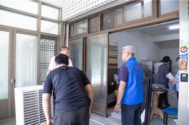 台中港酒店13日捐贈百萬元二手設備，捐贈物資將用於修繕紅糯米生活館與部落長者照顧中心，協助生活機能恢復。(台中港酒店提供)