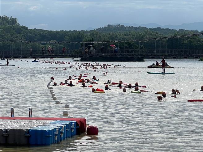 台南市政府觀光旅遊局為提升虎頭埤風景區遊客人數，積極規畫辦理多項行銷活動，但營運績效仍難以有效提升。圖為2023年第一屆「泳渡虎頭埤」活動。（洪榮志攝）