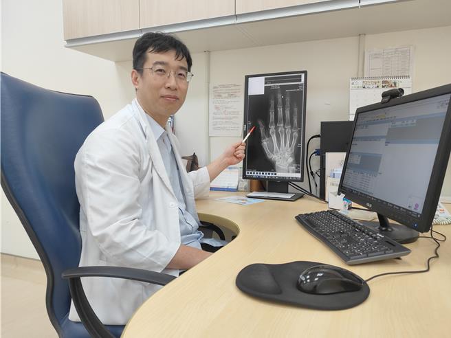 台北榮總新竹分院過敏免疫風濕科醫師曾能祥解釋，骨質疏鬆被稱為「沉默的殺手」，可能不會有症狀，要到骨折後才知道自己身患這一疾病。（北榮新竹分院提供／邱立雅竹縣傳真）