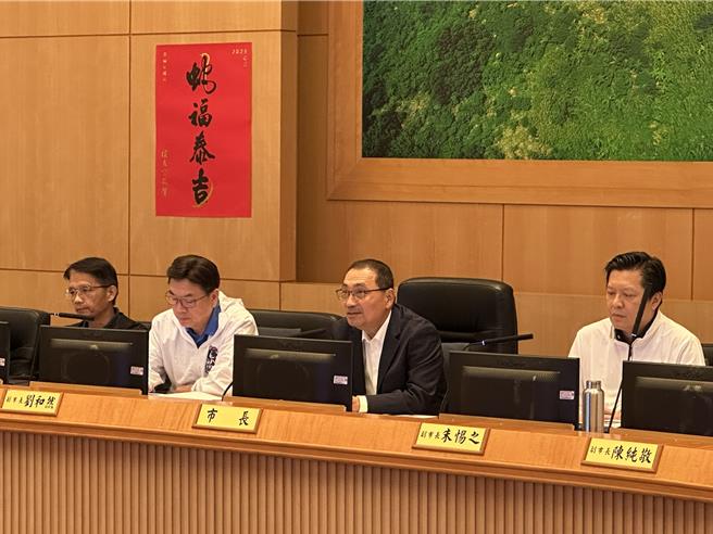 新北市长侯友宜13日于市政会议指示，预估颱风白天时影响较为显着，请各单位依自主检核表落实防颱整备措施。（高钧麟摄）