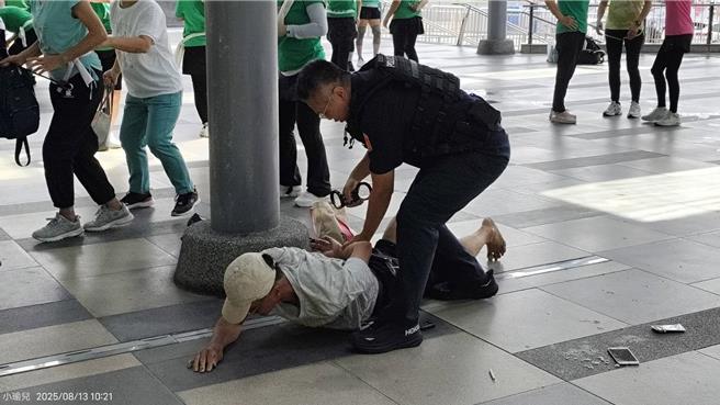 台鐵基隆站13日上午又發生街友滋擾事件，鐵路警察迅速將男子壓制逮捕。（讀者提供／張志康基隆傳真）