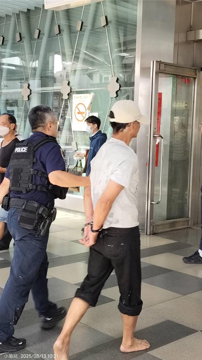 台鐵基隆站13日上午又發生街友滋擾事件，鐵路警察迅速將男子壓制逮捕。（讀者提供／張志康基隆傳真）