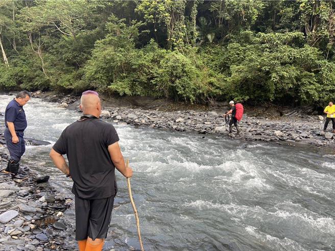 6名登山客12日傍晚行经武界林道栗栖坝下山，遇溪水暴涨，警员架设绳索协助度溪脱困。（民眾提供／杨静茹南投传真）