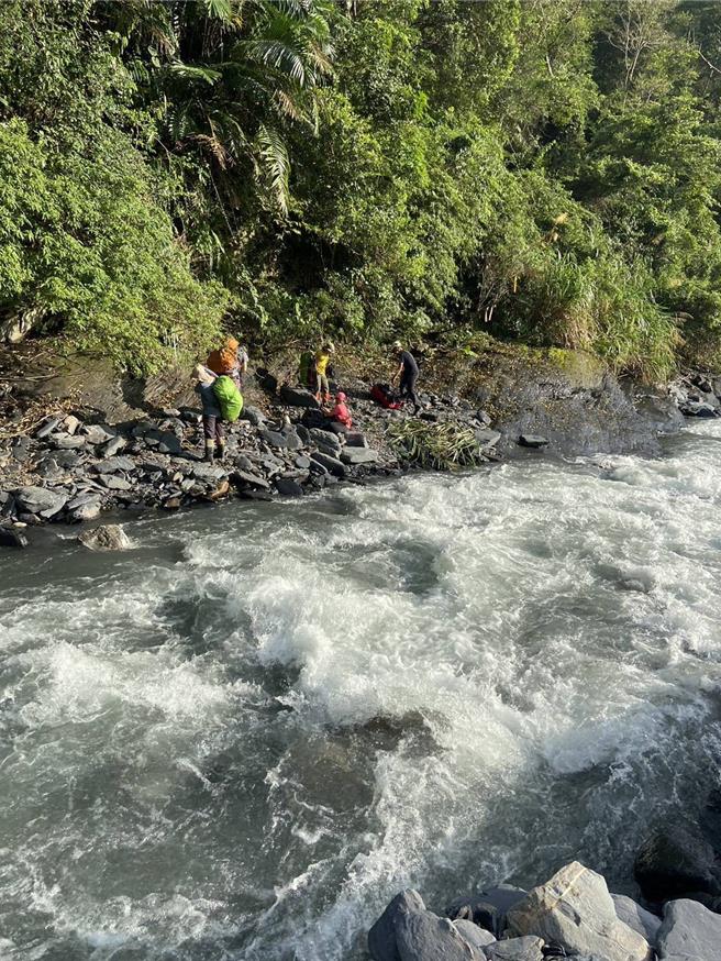 6名登山客12日傍晚行经武界林道栗栖坝下山，遇溪水暴涨，报案求救。（民眾提供／杨静茹南投传真）