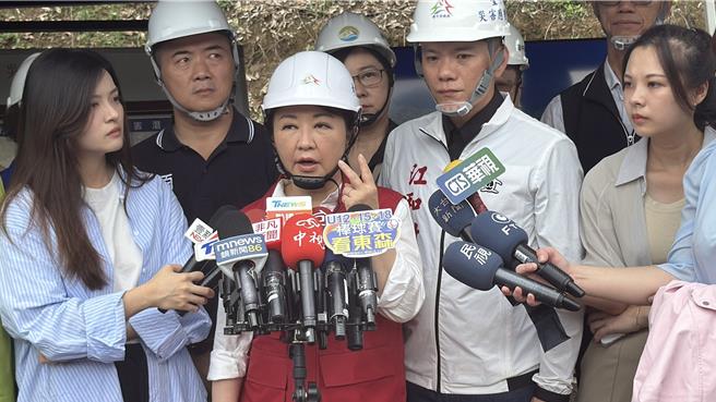 台中市长卢秀燕13日前往雾峰区暗坑巷勘灾，希望这段时间大家把心思放在关心灾民、灾后復建上。（宝智华摄）