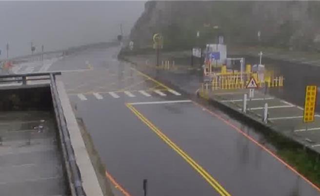 楊柳颱風暴風圈13日清晨觸陸，南投縣仁愛鄉合歡山一度颳14級強陣風，武嶺亭鏡頭君也快撐不住。（翻攝自公路局即時影像 ／楊靜茹南投傳真）