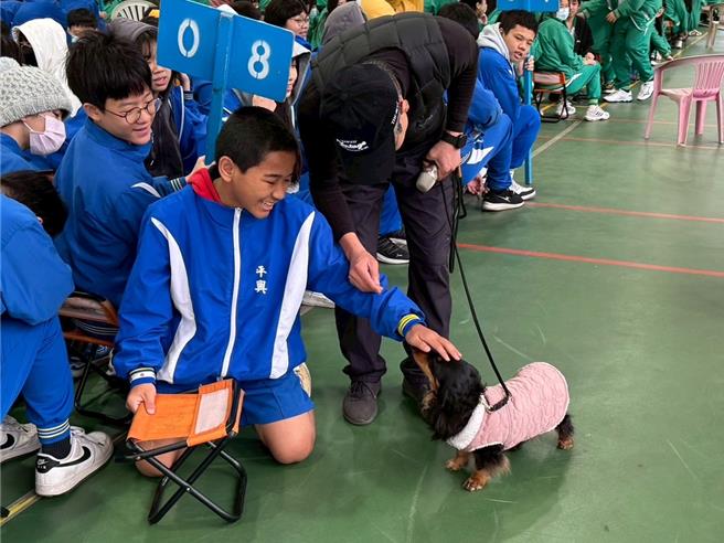 桃园市动保处首度跨局合作，推出宠物疗癒与动物保护教育计画，结合卫生、教育、社会、警政等单位，推动宠物友善与辅导舒压活动，透过动物互动促进心理健康、舒缓压力。（桃园市动保处提供）