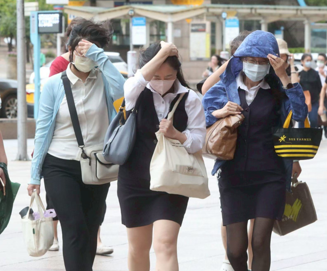 楊柳颱風下午至傍晚出海，至明日下午2時前，仍有7縣市達停班課標準。（示意圖，記者陳君瑋／攝影）