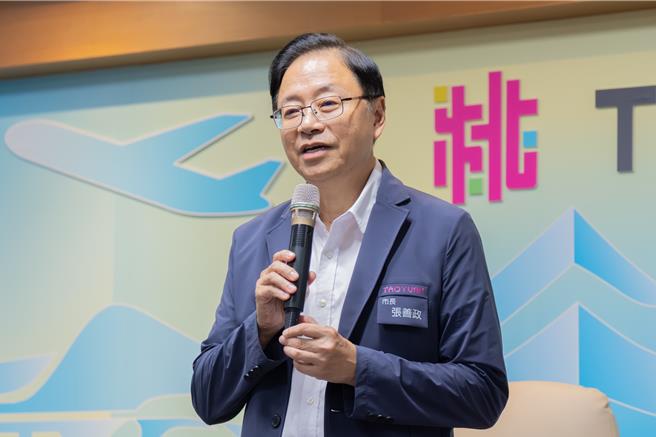 桃园市长张善政13日上午主持市政会议时表示，市府已启动新成立的水患防治专案小组，由秘书长温代欣协调水务局、养工处等相关单位组成，盼未来能够更有效地应对风雨所造成的灾情。（桃园市政府提供）