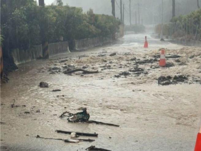 獅子鄉南世牌樓前土石滿溢至路面，導致車輛無法通行。（獅子鄉公所提供／羅琦文屏東傳真）